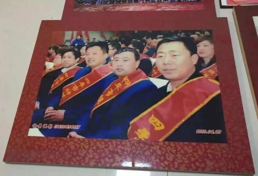 郑小东（前排右三）曾在2010年被评为四平市特等劳模
