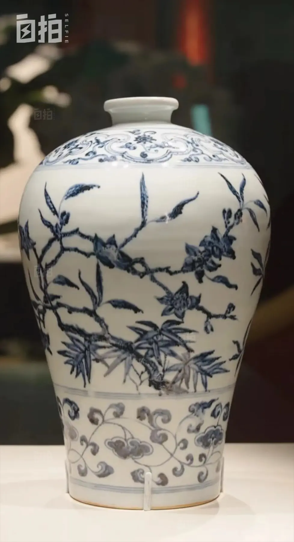 永乐时期的青花瓷， 具有非常典型的“浓转淡”特点。