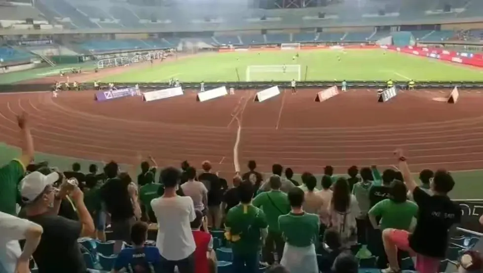 国安球迷大喊李霄鹏下课，这是恨李霄鹏还是恨泰山队（李霄鹏球员时期）
