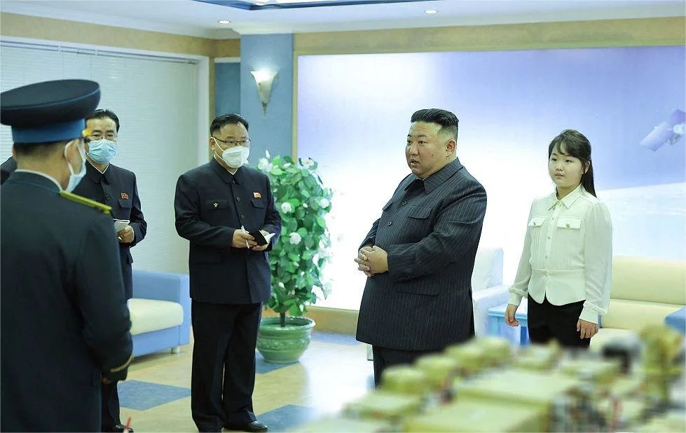 当地时间2023年4月18日，朝鲜领导人金正恩（左）及其女儿金主爱（右）参观朝鲜国家宇宙开发局。