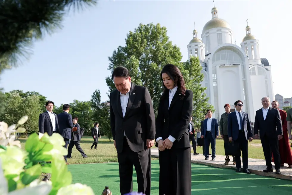 尹锡悦和其夫人金建希15日访乌期间在“布恰事件”追悼地为死者默哀 图自《韩国时报》