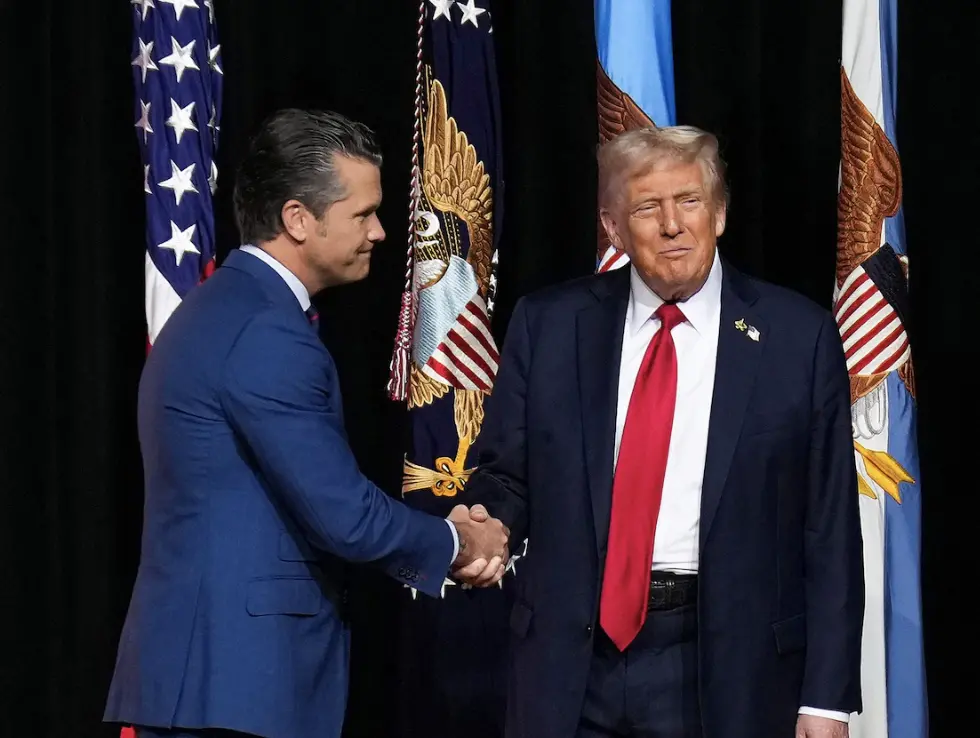 ▲特朗普现身会场发表讲话