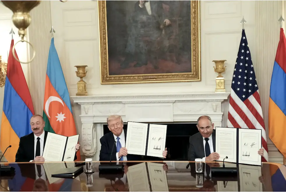 ▎8月8日,亚美尼亚总理帕希尼扬和阿塞拜疆总统阿利耶夫在特朗普见证下签署和平协议。 图源:纽约时报