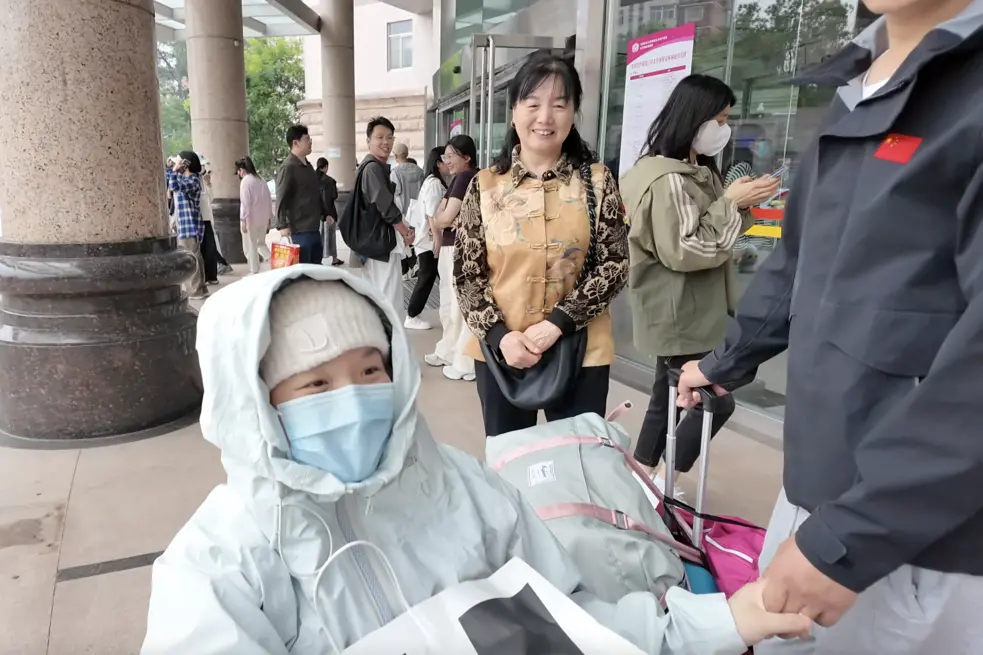 甄文静的家属们接她出院回家/记者拍摄