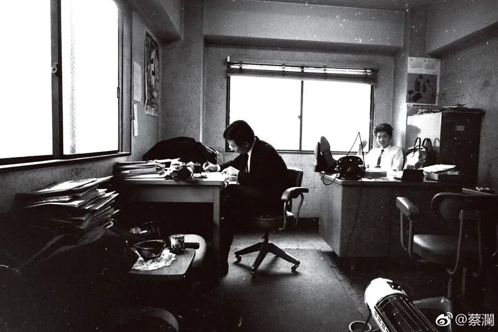 蔡瀾（右）在日本辦事處