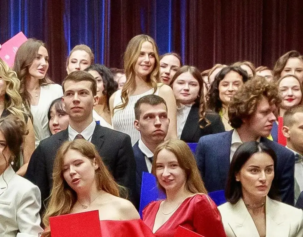 6月30日，扎因·阿萨德身穿白色条纹连衣裙，现身莫斯科国际关系学院毕业典礼。