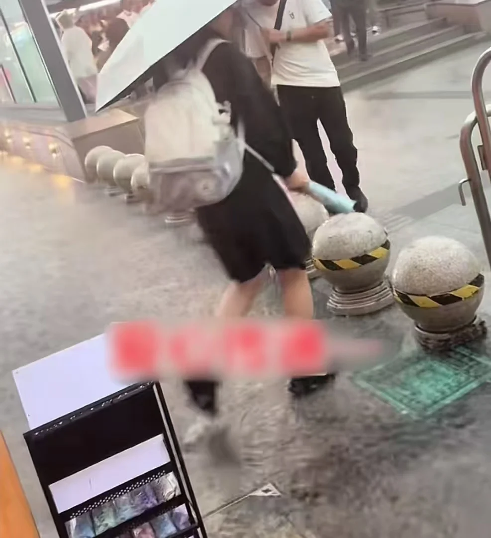 腦癱少年和媽媽暴雨天地鐵口免費贈傘近2月