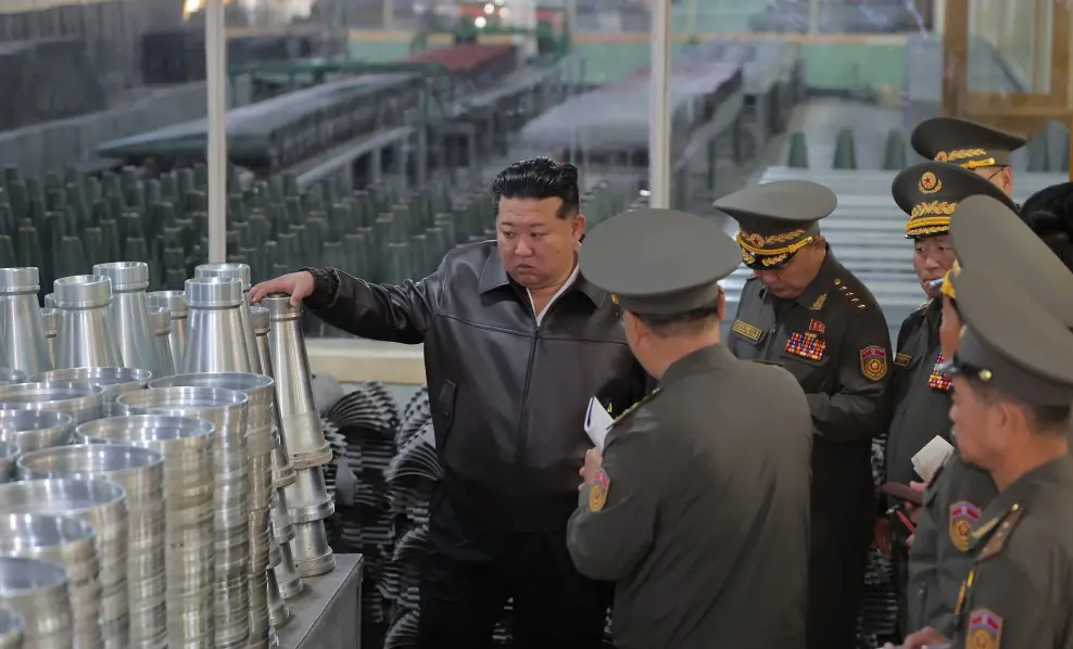 金正恩视察军工企业,强调加强迫击炮和曲射炮武力