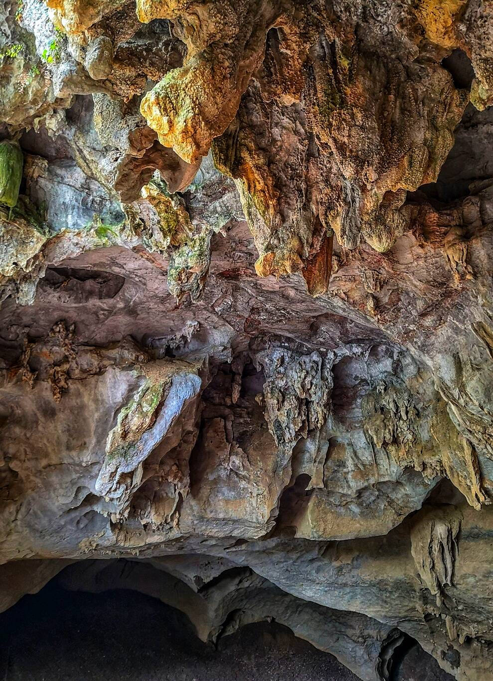 喀斯特地貌的溶岩洞