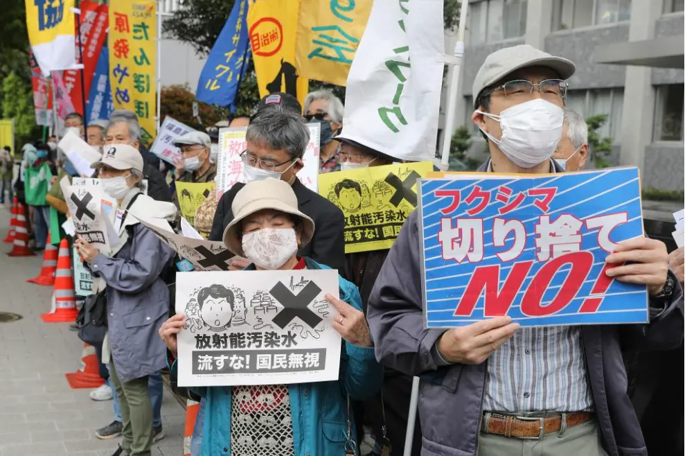 当地时间2021年4月13日，抗议者在日本东京的首相官邸外反对福岛核污水排入大海。图片来源：新华社