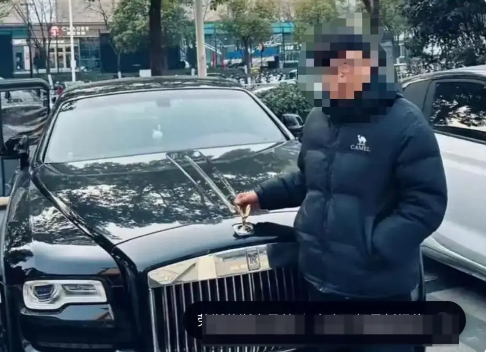 ▲涉事小说中主人公与劳斯莱斯的合影