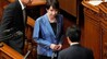 高市重大决定，遭党内大佬“围攻”