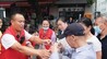 江西一90后退伍军人在医院门口“摆摊” 为患者及家属免费派送爱心餐