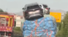 高速上的离谱操作，货车装满货物后又摞了几台小汽车