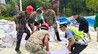吉安一货车拐急弯300多袋大米洒落满地，交警现场求助，村民如潮水般涌来帮忙