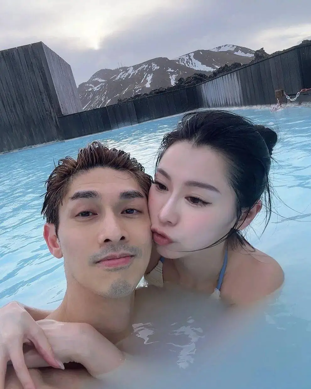 TVB前男星娇妻冰岛泡温泉！穿比基尼360度秀身材！早前遇暴风雪拼死爬出车外求助