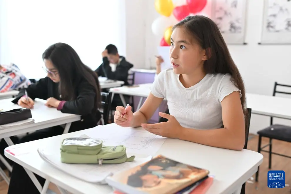 9月22日,在吉尔吉斯斯坦伊塞克湖州卡拉库尔市,学生在中文培训中心学习。新华社记者 李任滋 摄