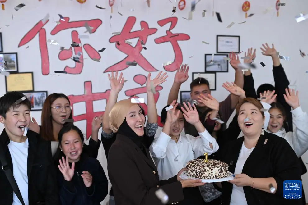 9月22日,在吉尔吉斯斯坦伊塞克湖州卡拉库尔市,库巴内奇别科娃(前右)和同事、学生们共同庆祝中文培训中心成立一周年。新华社记者 李任滋 摄