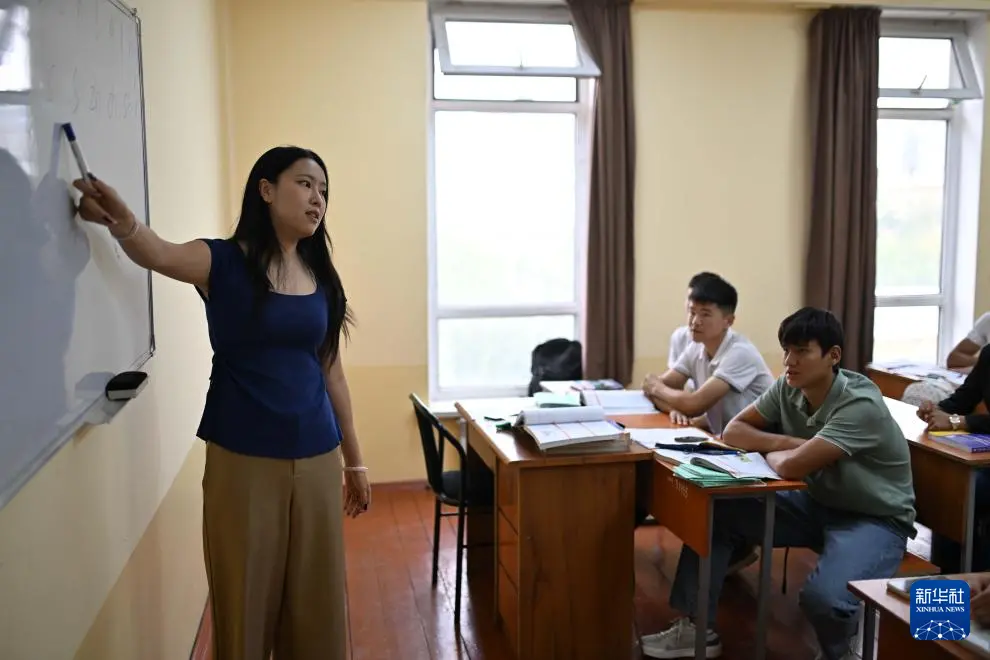9月18日,一名中方教师在吉尔吉斯斯坦奥什国立大学孔子学院授课。新华社记者 李任滋 摄