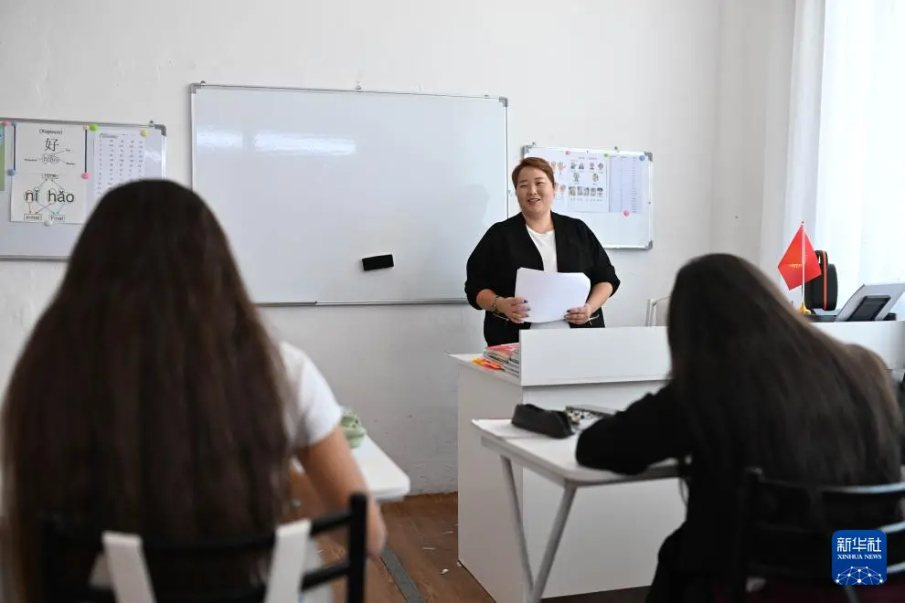 9月22日,在吉尔吉斯斯坦伊塞克湖州卡拉库尔市,库巴内奇别科娃在中文培训中心授课。新华社记者 李任滋 摄