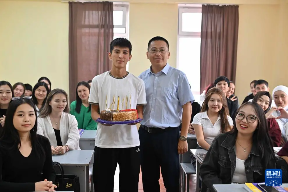 9月18日,在吉尔吉斯斯坦奥什国立大学孔子学院,教师陈超(中右)为学生庆祝生日。新华社记者 李任滋 摄