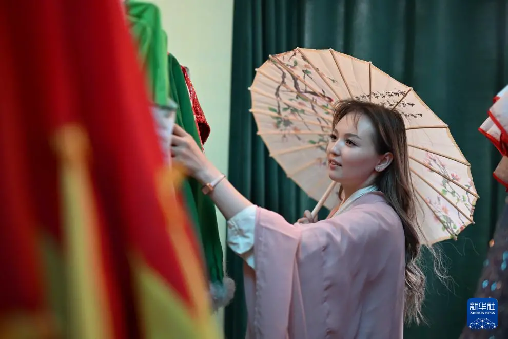 9月18日,一名学生在吉尔吉斯斯坦奥什国立大学孔子学院挑选晚会上用的服饰。新华社记者 李任滋 摄
