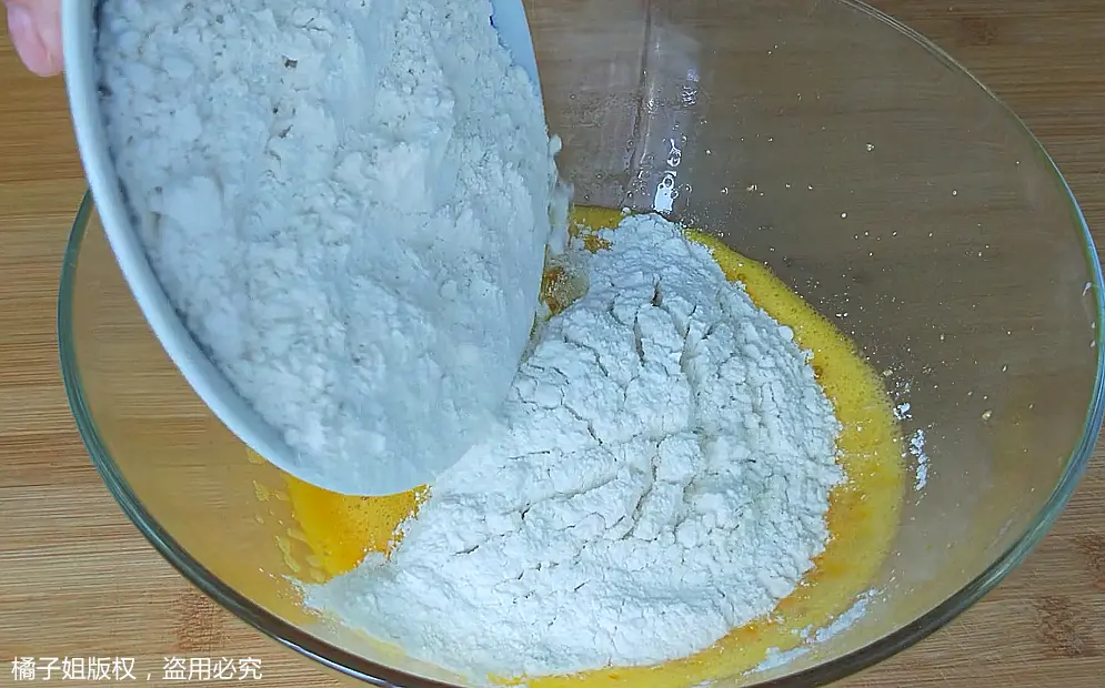 “红豆面包”的制作方法，告诉你秘制做法和配方，学会可以摆摊了(好吃的红豆面包)