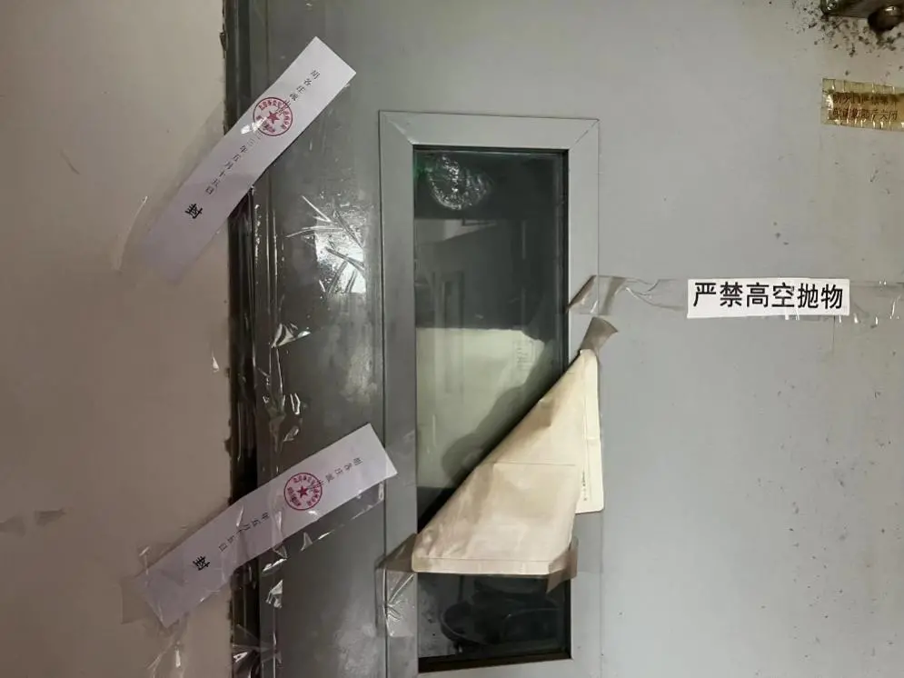 涉事楼层已被贴上封条 图/叶珠峰