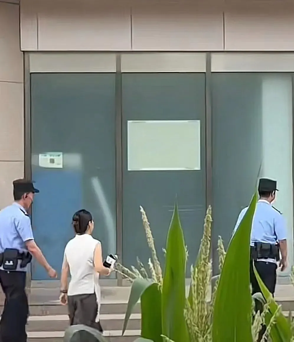 姚策妻子熊磊到庭应诉。图/网络视频截图