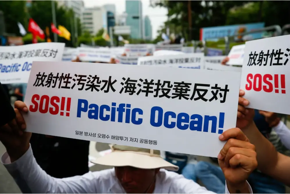 当地时间6月12日，韩国首尔，人们举行集会抗议福岛核废水排放。抗议者敦促韩国政府对日本提起诉讼，要求停止排放。图片来源：新华社