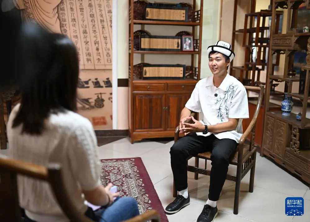 9月18日,在吉尔吉斯斯坦奥什国立大学孔子学院,学生克尔季巴耶夫接受新华社记者采访。新华社记者 李任滋 摄