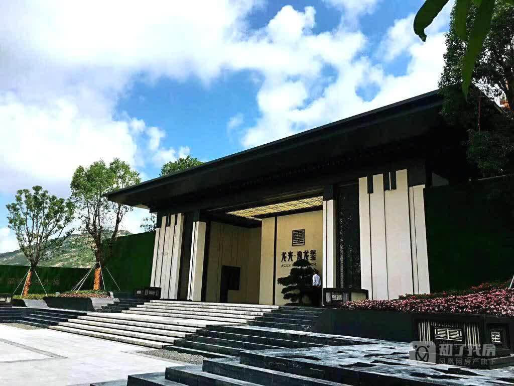 (横琴口岸旁 70年纯住宅)龙光玖龙玺 99平南向三房 豪装